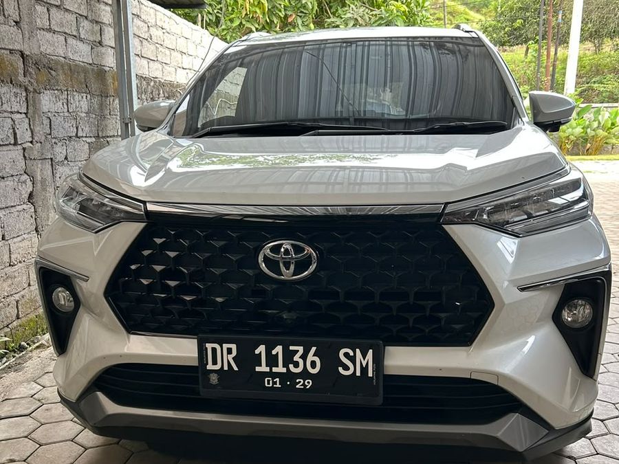 White Toyota Veloz private MPV used for Lombok airport transfers